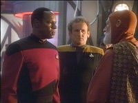 Sisko betritt mit O'Brien die Station.