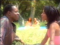 Sisko beobachtet mit den Wurmlochwesen eine Erinnerung.