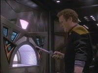 Chief O'Brien repariert einen Replikator.