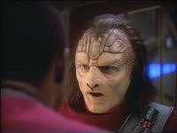 Sisko im Gespräch mit dem Anführer.