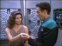 Dr. Bashir untersucht Vash.