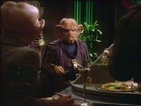 Der Nagus eröffnet Quark seine Pläne.