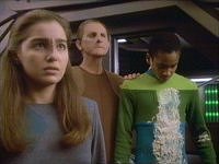 Varis und Jake werden von Odo erwischt.