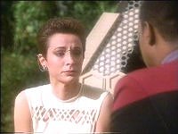 Sisko erklärt Kira, dass sie gebraucht wird.