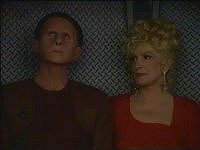 Odo sitzt mit Lwaxana im Turbolift fest.