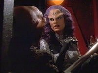 Quark erhält von Rionoj einen mysteriösen Ohrring.