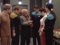 Kiras Freunde verabschieden sich.