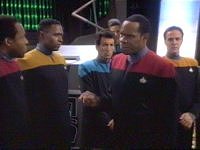 Sisko ermutigt seine Leute zu bleiben.