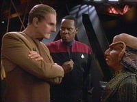 Odo verhört Rom nach einem versuchten Mordanschlag auf Quark.