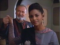 Seyetik stellt der Crew Nidell vor.