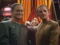 Dr. Mora Pol besucht Odo.