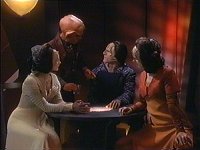 Quark begrüßt Natima, Rogue und Rekelen.