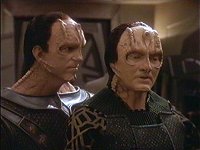 Gul Toran befiehlt Garak, die Cardassianer zu töten.