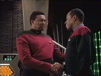 Sisko begrüßt Commander Calvin Hudson.