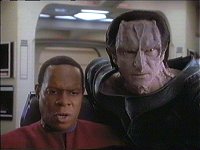 Sisko und Dukat müssen mit ansehen, wie ein Föderationsschiff Cardassianerschiffe zerstört.