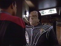 Sisko im Gespräch mit Legate Parn.