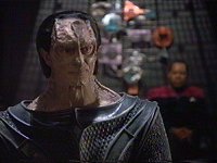 Dukat verspricht, Sisko zu helfen.