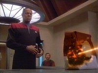 Hudson zerstört vor Sisko seine Uniform.