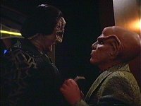 Garak schließt ein geheimnisvolles Geschäft mit Quark ab.