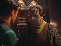 Bashir trifft sich mit Enabran Tain.