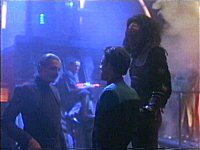 Bashir lernt den grausamen Odo kennen.