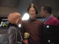 Quark und Sisko verhandeln mit dem Karemma Ornithar.