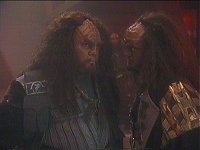 Kanzler Gowron macht D'Ghor klar, wessen er beschuldigt wird.