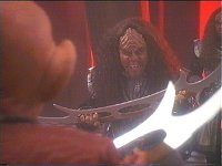 Quark nimmt D'Ghors Herausforderung an.