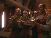 Garak und Sisko befreien Kira.