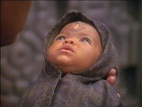 Man hat ein Baby in einem Wrack gefunden.