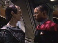 Dukat möchte die Defiant zerstören.