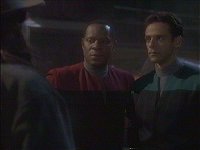 Sisko und Bashir suchen einen Unterschlupf in der Schutzzone