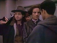 Jadzia wird zu Sisko und Bashir gebracht