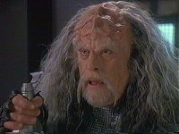 Huraga erzählt Worf die Wahrheit.