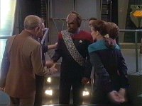 Worf titt seinen Dienst auf DS9 an.