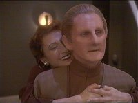 Kira gesteht Odo, dass sie und Shakaar zusammen sind.