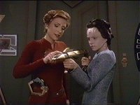 Kira bringt Ziyal das Zielen mit einem Cardassianischn Phasen Disruptor Gewehr bei.