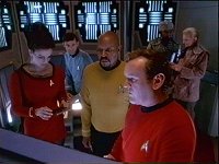 Die Crew ist in die alten Uniformen geschlüpft und plant ihre Mission.