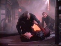 Sisko kommt Jadzia nach dem Attentat zu Hilfe.
