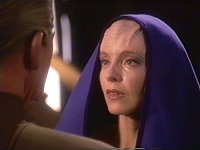 Die Frau, die Arissa war, verabschiedet sich von Odo.