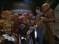 Die Ferengi haben Keevan bei seinem Fluchtversuch geschnappt.