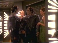 Dukat bestimmt Meru zu seiner Gespielin.