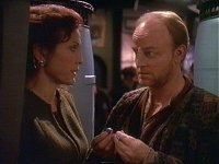 Halb möchte, dass Kira eine Bombe in Dukats Zimmer legt.Wochen später erkundigt sich ein Mann namens Halb an der Essensausgabe bei Kira nach der Arbeit im Erzaufbereitungszentrum. Er hat Neuigkeiten v