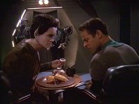 Auch Weyoun will Bashir überzeugen, dass er ein Spion ist.