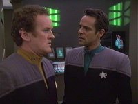 O'Brien und Bashir schwören sich, ein Heilmittel für Odo zu finden.