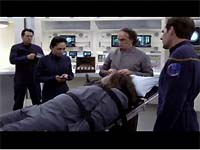 Man versucht mehr von dem Klingonen zu erfahren.