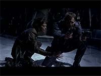 Captain Archer rettet T'Pol.