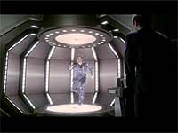 Der Captain landet sicher auf der Transporterplattform.