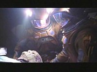 Dr. Phlox untersucht eines der Leichen und findet den Grund für ihre Ermordung.