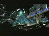 Ein feindliches Schiff hat die Enterprise fest im Griff.